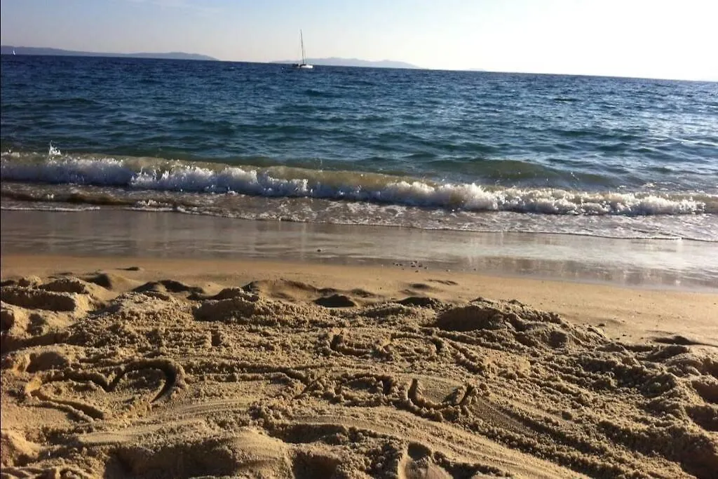 Au Petit Bonheur Vue Mer, Parking, 400M Plage Le Lavandou 0*,  France